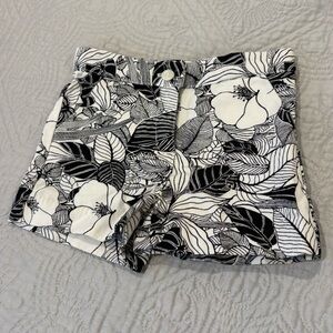 Janie and Jack Monochrome Floral Patterned Shorts | 18-24 months